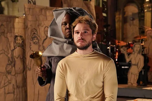 Кит Харингтон повторил «тропу позора» Серсеи из «Игры престолов» для шоу Saturday Night Live Кит Харингтон повторил «тропу позора» Серсеи из «Игры престолов» для шоу Saturday Night Live