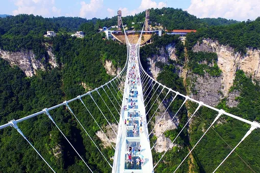 Стеклянный мост в Китае пошел трещинами. Это шутка, но туристов не предупредили