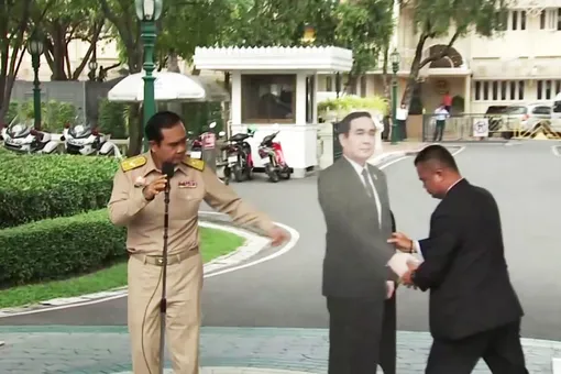 Премьер-министр Таиланда предложил журналистам пообщаться со своим картонным двойником