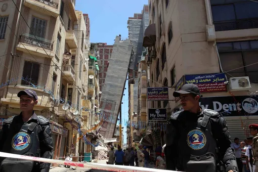 В Египте построили здание в 13 этажей вместо разрешенных четырех. Оно рухнуло.