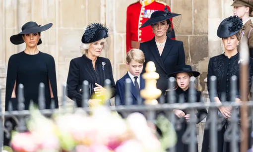 Члены королевской семьи на похоронах королевы Елизаветы II слева направо: Меган Маркл, Камилла Паркер-Боулз, принц Джордж, Кейт Миддлтон, принцесса Шарлотта и