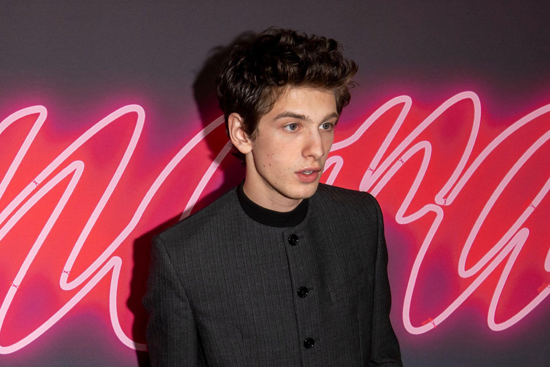 Желіде жезөкшемен пәк қыз