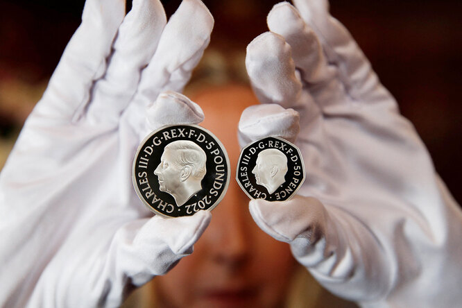 В Великобритании представили первые монеты с изображением короля Карла III