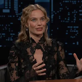 Марго Робби рассказала, что однажды коллега по съемкам подарил ей книгу о похудении, намекая на лишний вес