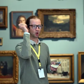 В музее Кунстпаласт вырос спрос на экскурсии «сварливого гида». Он стыдит посетителей за невежество и запрещает пользоваться телефонами