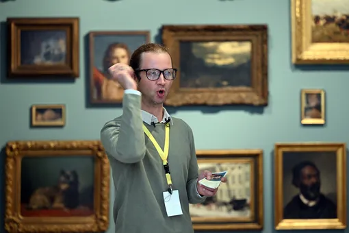В музее Кунстпаласт вырос спрос на экскурсии «сварливого гида». Он стыдит посетителей за невежество и запрещает пользоваться телефонами В музее Кунстпаласт вырос спрос на экскурсии «сварливого гида». Он стыдит посетителей за невежество и запрещает пользоваться телефонами