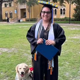 В США собака-поводырь помогла своей хозяйке закончить колледж. За это ей вручили награду на выпускном вечере