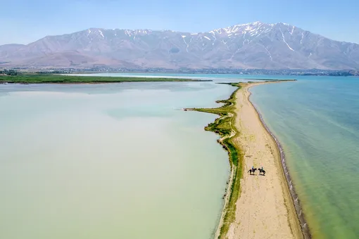 Турецкая жандармерия охраняет побережье озера Ван, куда запрещено въезжать автомобилям