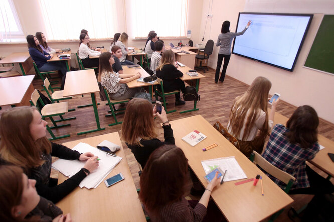 В школах Москвы установят ящики для хранения телефонов — чтобы дети сдавали гаджеты на время уроков