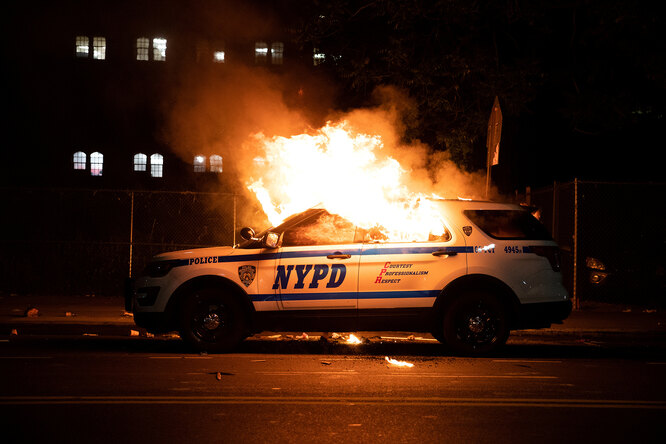 Горящая полицейская машина в Нью-Йорке, 30 мая.