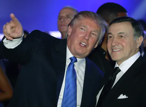 Дональд Трамп и президент Crocus Group Арас Агаларов на афтепати после финала конкурса «Мисс Вселенная 2013», 2013 год Дональд Трамп и президент Crocus Group Арас Агаларов на афтепати после финала конкурса «Мисс Вселенная 2013», 2013 год