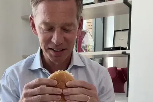 Гендиректор Макдоналдса рассказал, как часто ест в ресторанах сети Гендиректор Макдоналдса рассказал, как часто ест в ресторанах сети