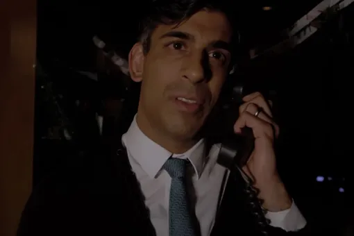 «Гарри, ты ошибся номером». Британский премьер Риши Сунак снялся в пародии на «Один дома»