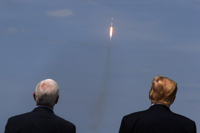 Президент США Дональд Трамп и вице-президент Майк Пенс наблюдают за запуском ракеты Falcon 9