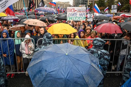 В Москве проходит митинг «Вернем себе право на выборы». Протестующие заполнили проспект Сахарова