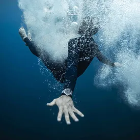 Амбассадоры TAG Heuer тестируют водонепроницаемость новинки Aquaracer Амбассадоры TAG Heuer тестируют водонепроницаемость новинки Aquaracer