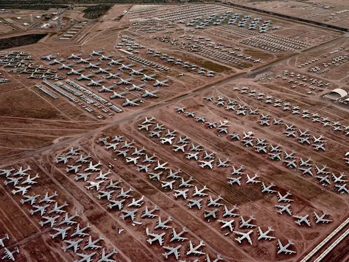 Тусон, АризонаАвиабаза американских ВВС Дэвис-Монтен – самое большое в мире кладбище боевых самолетов. Здесь хранится почти 4,5 тысячи машин – одни постепенно разбирают на запчасти, другие законсервированы. Сухой климат и твердая почва пустыни позволяют хранить технику без ангаров. Кладбище самолетов занимает площадь 10,5 квадратных километра – по-настоящему его масштаб можно осознать, только увидев с воздуха.