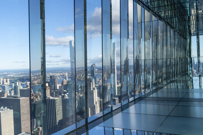 В Нью-Йорке открылась безумно красивая смотровая площадка — с прозрачным полом и на высоте более 300 метров