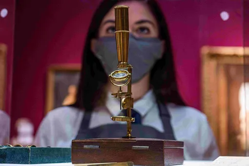 В Лондоне на аукцион выставили микроскоп Чарльза Дарвина