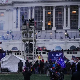 В США после беспорядков в Капитолии возбудили 25 дел о внутреннем терроризме В США после беспорядков в Капитолии возбудили 25 дел о внутреннем терроризме