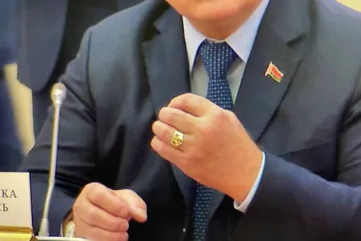 Путин подарил лидерам стран СНГ 8 перстней. Еще один он оставил себе Путин подарил лидерам стран СНГ 8 перстней. Еще один он оставил себе