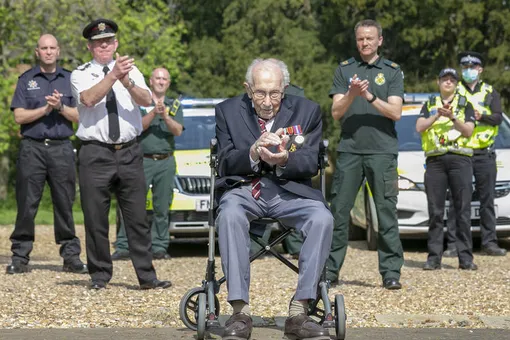 100-летний британец Том Мур награжден титулом рыцаря. Ветеран помог собрать почти 33 миллиона фунтов для помощи медикам