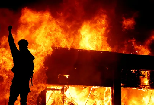 Демонстранты разожгли огонь на протесте в память об убитом Джордже Флойде, Миннеаполис, США