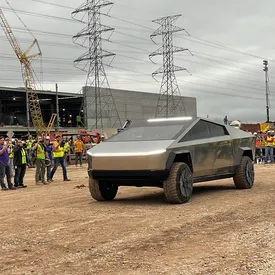 Илон Маск приехал на Cybertruck на строящийся завод Tesla в Техасе Илон Маск приехал на Cybertruck на строящийся завод Tesla в Техасе