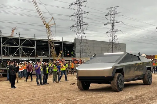 Илон Маск приехал на Cybertruck на строящийся завод Tesla в Техасе