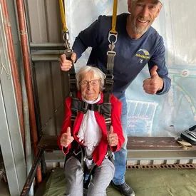 102-летняя британка прыгнула с парашютом в свой день рождения. Она хочет собрать на благотворительность £30 тысяч