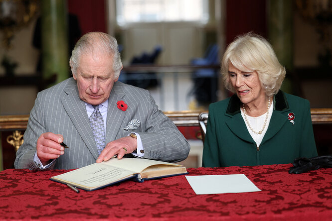 «Королева-консорт — это громоздко»: Daily Mail сообщил о планах королевской семьи называть супругу Карла III Камиллу просто королевой