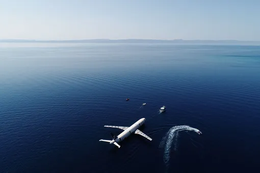 Пассажирский самолет Airbus A330 транспортируют в район Саросского залива — лайнер погрузят на глубину 30 метров и таким образом создадут искусственный риф. Это часть нового туристического проекта в регионе Эгейского моря — турецкие власти хотят таким образом развивать дайвинг-туризм