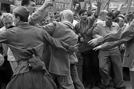 Фильм «Дорогие товарищи!» Андрея Кончаловского получил главный приз премии «Белый слон». Ранее режиссер требовал снять его с номинации Фильм «Дорогие товарищи!» Андрея Кончаловского получил главный приз премии «Белый слон». Ранее режиссер требовал снять его с номинации