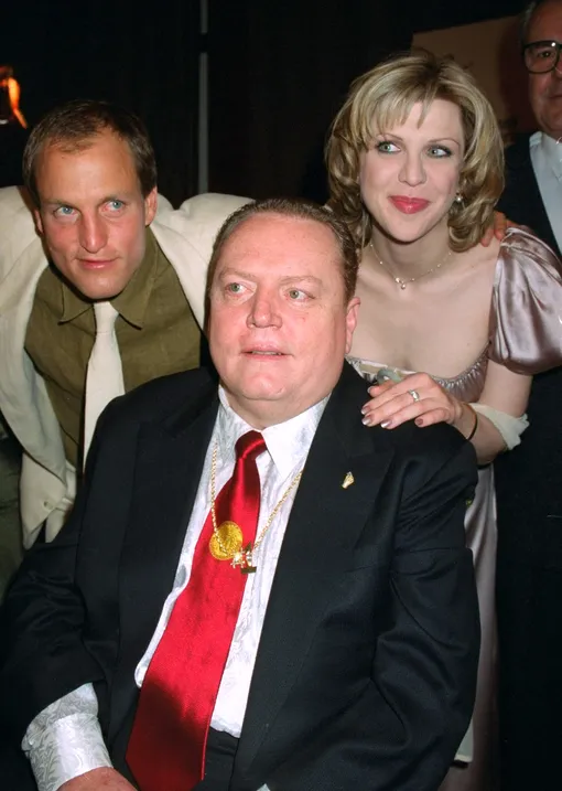 Ларри Флинт с Корни Лав и Вуди Харрельсоном, сыгравшим порномагната в фильме Милоша Формана, на премьере ленты в Линкольн-центре.
