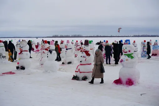 В Архангельске установили всероссийский рекорд по лепке снеговиков. На следующий день все 84 фигуры решили убрать, так как они начали таять