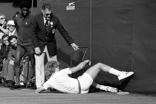 June 30, 1977 America's Vitas Gerulaitis takes a tumble during the semi final against Sweden's Bjorn Borg. (Photo by