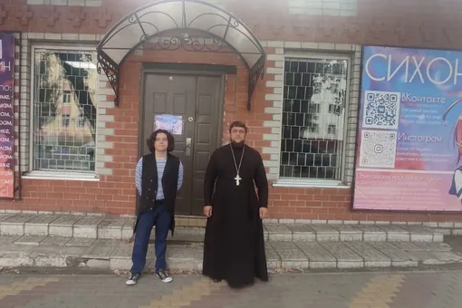 «Мы — анимешники! С нами Бог!» В Воронежской области православный священник освятил аниме-магазин «Сихон»