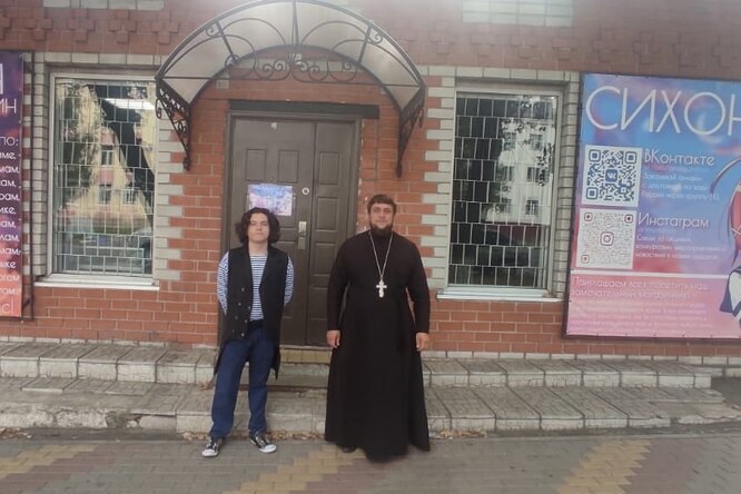 «Мы — анимешники! С нами Бог!» В Воронежской области православный священник освятил аниме-магазин «Сихон»
