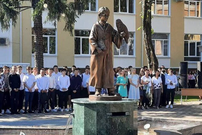 В Молдавии открыли памятник Гарри Поттеру В Молдавии открыли памятник Гарри Поттеру