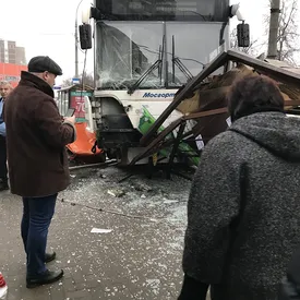 Автобус въехал на остановку на Сходненской улице в Москве Автобус въехал на остановку на Сходненской улице в Москве
