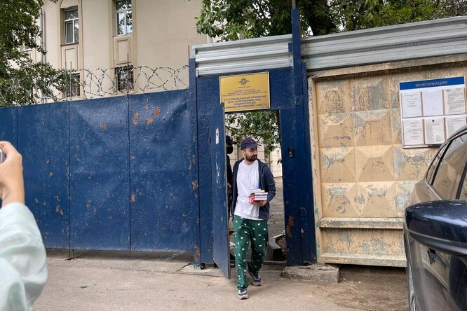 Комик Идрак Мирзализаде вышел на свободу после 10 суток ареста за шутку про русских Комик Идрак Мирзализаде вышел на свободу после 10 суток ареста за шутку про русских