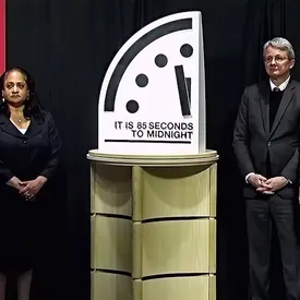 Стрелки часов Судного дня показали рекордно близкое время до «ядерной полуночи»
