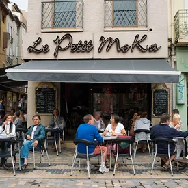 В Нью-Йорке набирает популярность новый тип свиданий вслепую, когда участники реально завязывают себе глаза