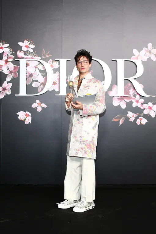 Эзра Миллер на показе Dior в Токио