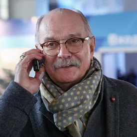 Никита Михалков сделал прививку от коронавируса. Год назад он обвинял Билла Гейтса в планах чипировать население под видом вакцинации Никита Михалков сделал прививку от коронавируса. Год назад он обвинял Билла Гейтса в планах чипировать население под видом вакцинации