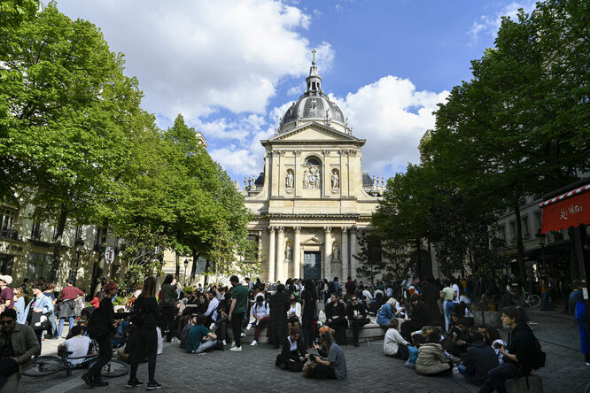 Студенты захватили здания парижских вузов из-за недовольства кандидатами, прошедшими во второй тур президентских выборов во Франции