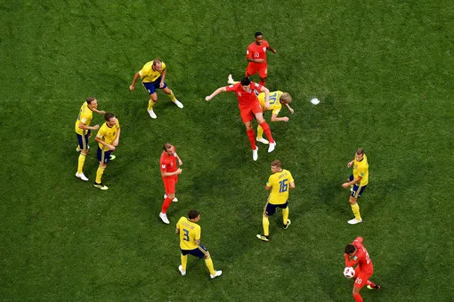 Матч Англии против Швеции, защитник Гарри Магуайр забивает головой и открывает счет