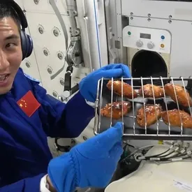 Китайские астронавты устроили барбекю на космической станции