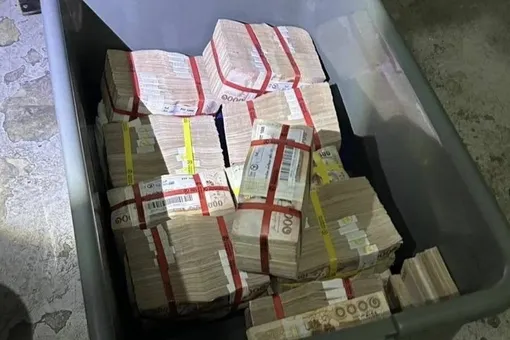 В Таиланде женщина обнаружила 12 млн бат в мусоропроводе В Таиланде женщина обнаружила 12 млн бат в мусоропроводе