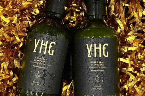 Бренд косметики УНЕ представил линейку Champagne с Александрой Ребенок Бренд косметики УНЕ представил линейку Champagne с Александрой Ребенок